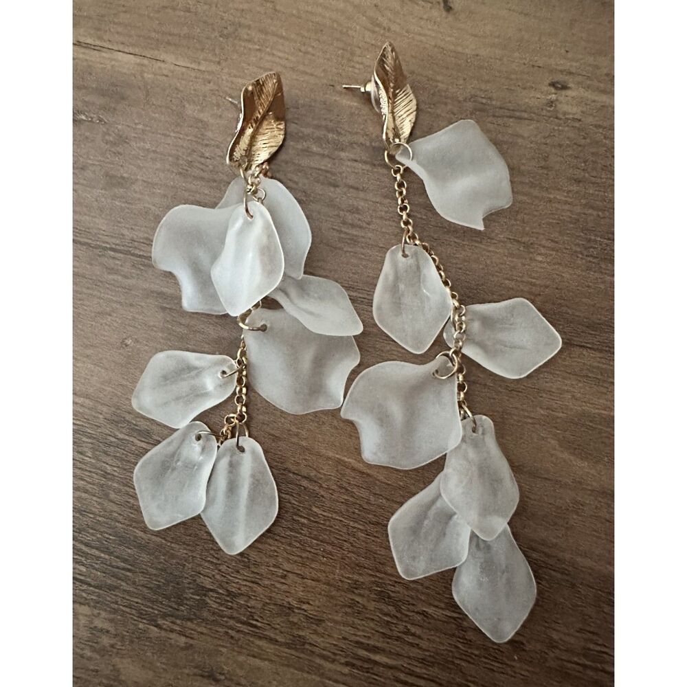 Floral Acrylic Drop Earrings White Petal Dangle Gold Chain Statement Earrings